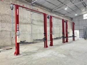 Dàn cầu nâng 2 trụ Suntek 4000T lắp đặt hoàn thiện đồng bộ cho garage chuyên nghiệp tại Thiết Bị G7
