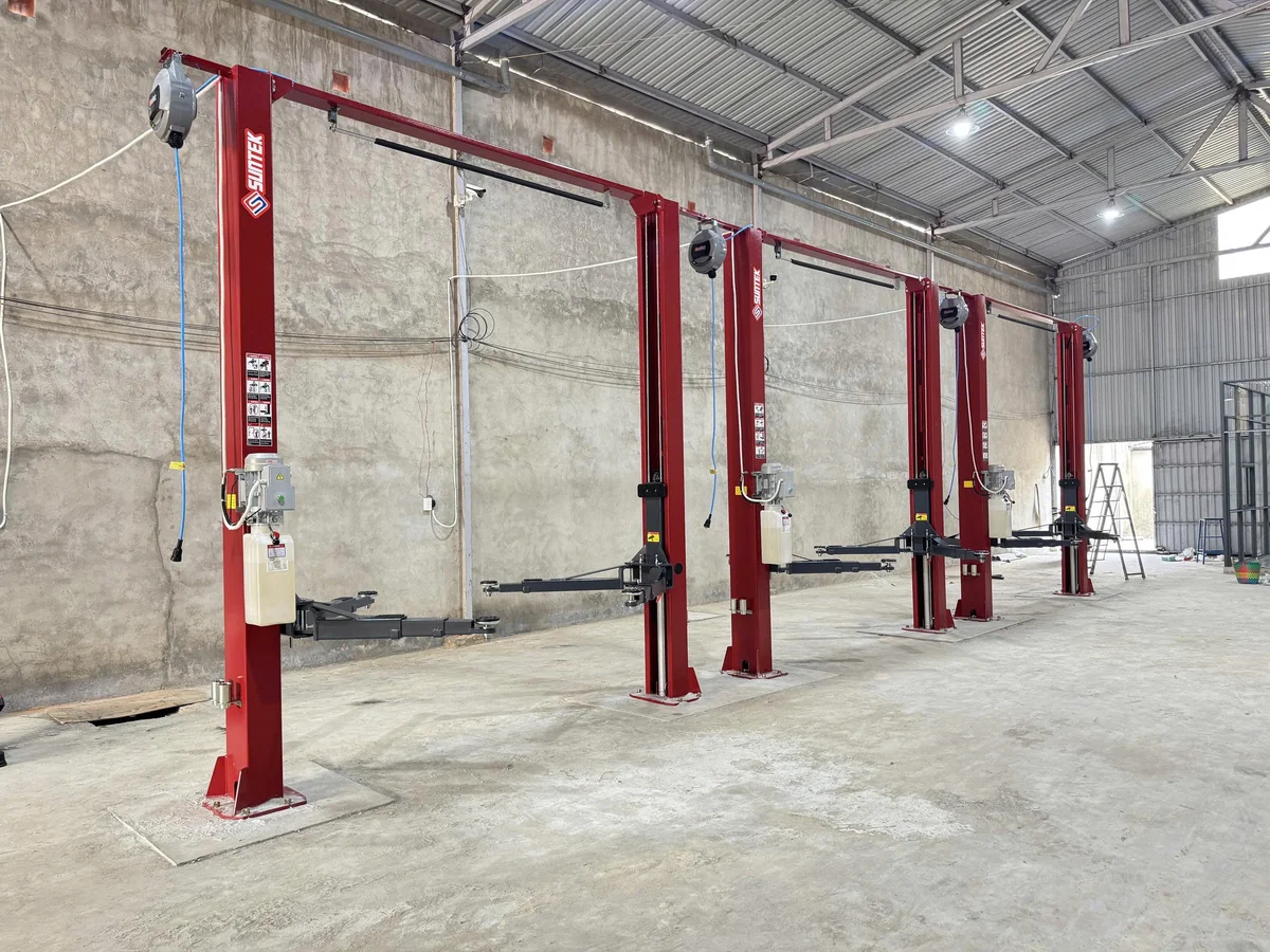 Dàn cầu nâng 2 trụ Suntek 4000T lắp đặt hoàn thiện đồng bộ cho garage chuyên nghiệp tại Thiết Bị G7