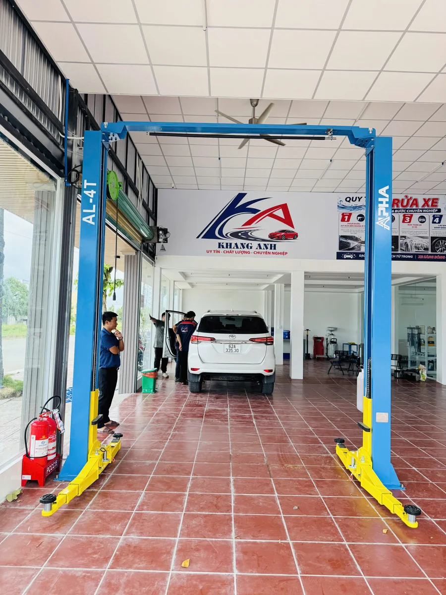 Cầu nâng 2 trụ cổng trên ALPHA AL-4T 4 tấn lắp đặt tại trạm gara ô tô