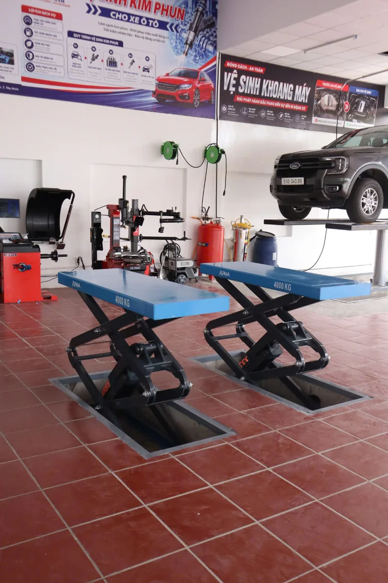 Cầu nâng cắt kéo âm nền ALPHA 4000KG khoang bảo dưỡng nhanh trạm gara ô tô