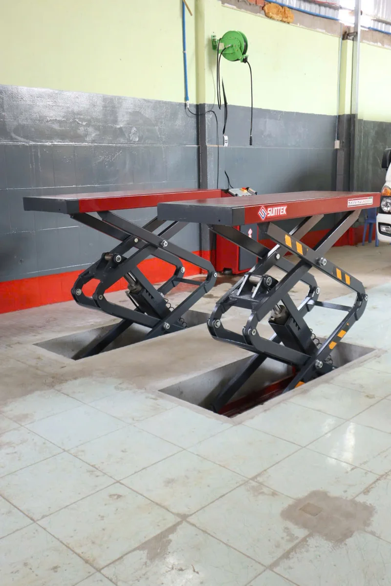 Cận cảnh cầu nâng cắt kéo âm nền SUNTEK lắp đặt hoàn thiện