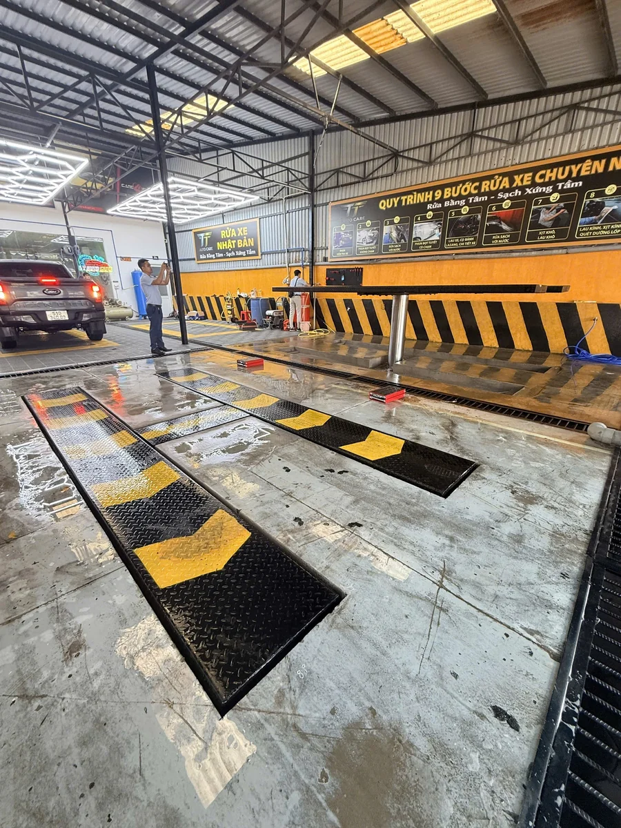 Khoang rửa xe và chăm sóc xe detailing với cầu nâng 1 trụ âm nền