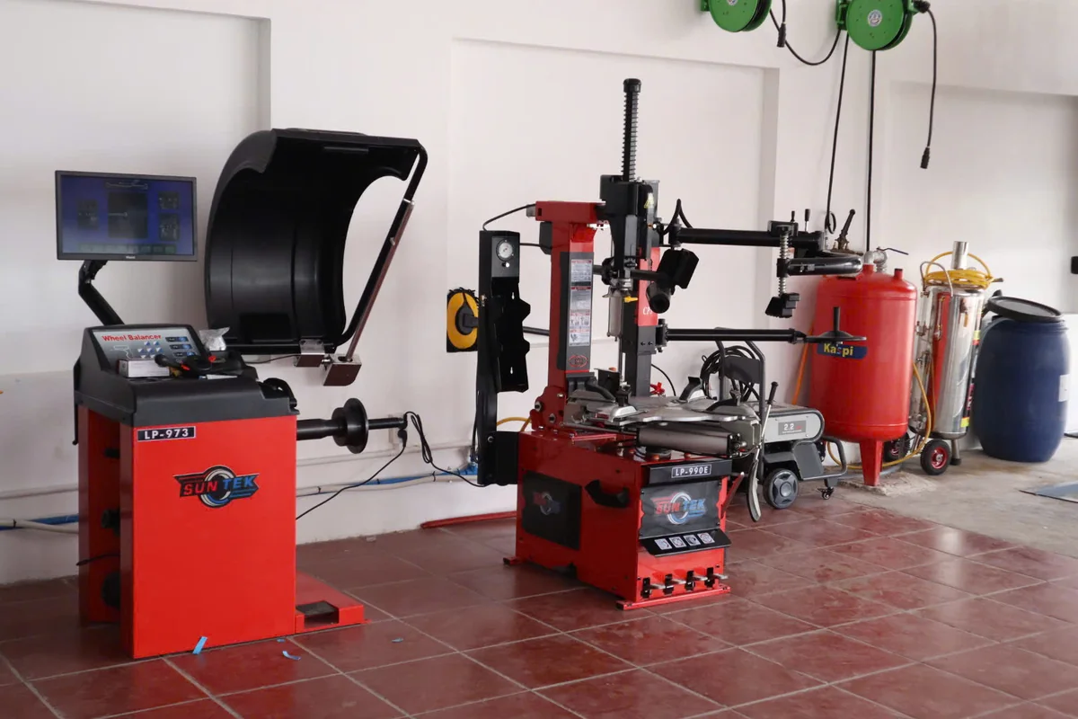 Bộ máy ra vào lốp và cân mâm SUNTEK cho trạm gara ô tô