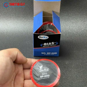 Cận cảnh miếng vá lốp bố chéo SAKA-TECH BP-0HD trên tay thợ thực tế phi 60mm