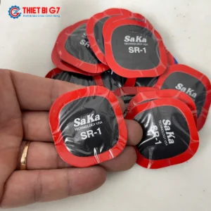 Cận cảnh miếng vá săm lốp đa năng SAKA-TECH SR-1 trên tay thợ sửa xe máy ô tô thực tế