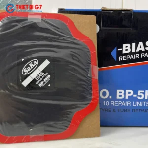 Hình ảnh thực tế hộp và miếng vá lốp bố chéo SAKA-TECH BP-5HD 180x180mm trên bìa cứng